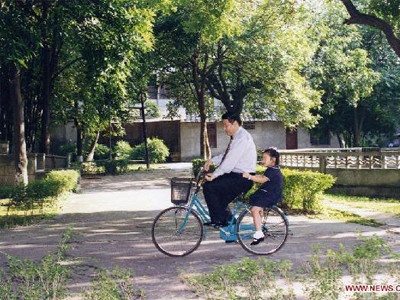 Ông Tập Cận Bình chở con gái