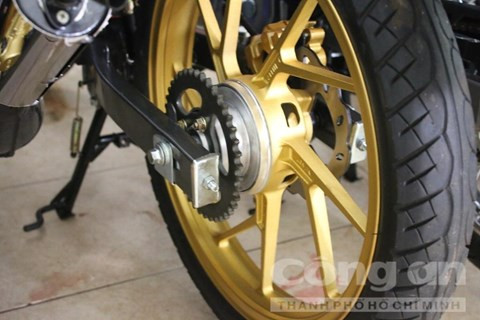 Đột kích lò sản xuất xe 'Su Xì Po' giữa Sài Gòn ảnh 3