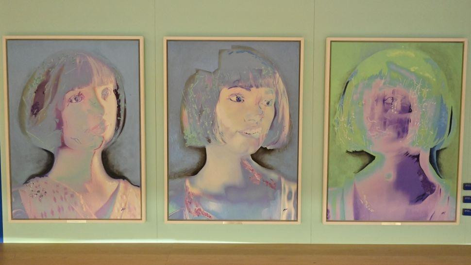 Ba bức ảnh tự sướng của Ai-Da được trưng bày tại triển lãm. Ba bức ảnh tự sướng của Ai-Da được trưng bày tại triển lãm.