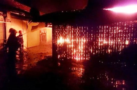 Cận cảnh vụ cháy chợ lớn nhất Quảng Bình ảnh 2