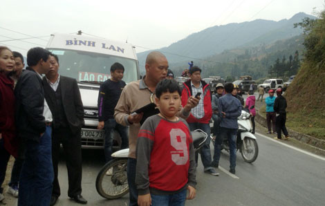 Lật xe tải gây tắc đường Lào Cai - Sa Pa ảnh 3