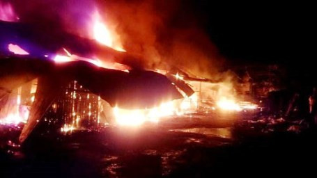 Cận cảnh vụ cháy chợ lớn nhất Quảng Bình ảnh 1