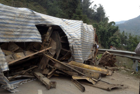 Lật xe tải gây tắc đường Lào Cai - Sa Pa ảnh 1