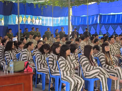 Phạm nhân trong một buổi sinh hoạt tập thể . Phạm nhân trong một buổi sinh hoạt tập thể