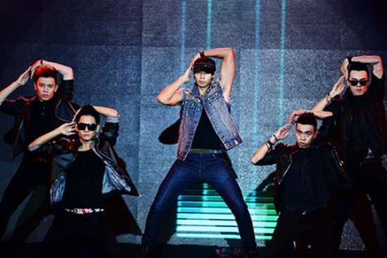 Siêu mẫu Hữu Long biểu diễn với tư cách ca sĩ trên sân khấu chương trình F Idol hôm 10-1