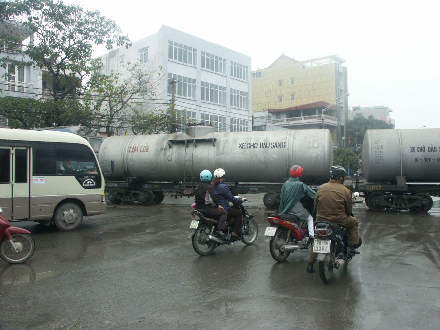 Tàu hàng cắt ngang qua đường bộ QL5 (cũ) mà không có rào chắn hay cảnh báo