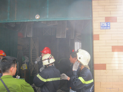 Khói bao trùm toàn bộ căn nhà. Khói bao trùm toàn bộ căn nhà