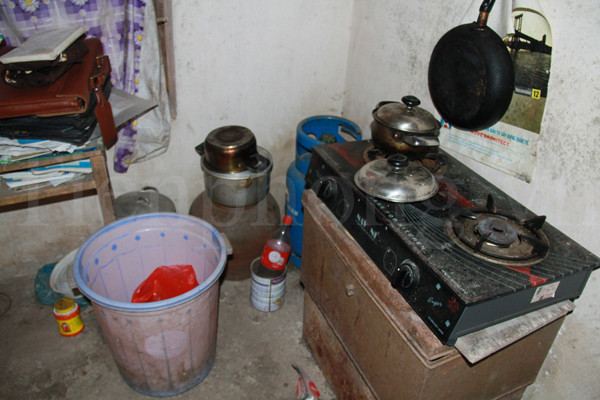 Trong nhà, chỉ có duy nhất chiếc bếp gas là đáng giá nhất. Đó là đồ vật được mua bằng tiền học bổng của Đích. Bên cạnh chiếc bếp gas là thùng gạo mở nắp, chỉ còn lại một ít. Ảnh: Trường Phong