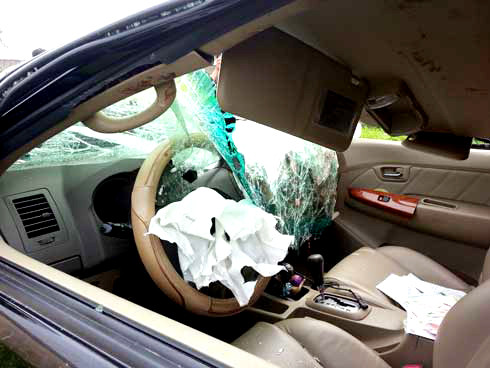 Bên trong chiếc xe hằn những vệt máu khô. Bên trong chiếc xe hằn những vệt máu khô