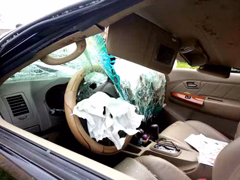 Bên trong chiếc xe hằn những vệt máu khô. Bên trong chiếc xe hằn những vệt máu khô