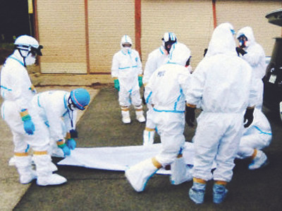 Thu gom xác nạn nhân thiên tai ở gần nhà máy Fukushima	Ảnh: Kyodo