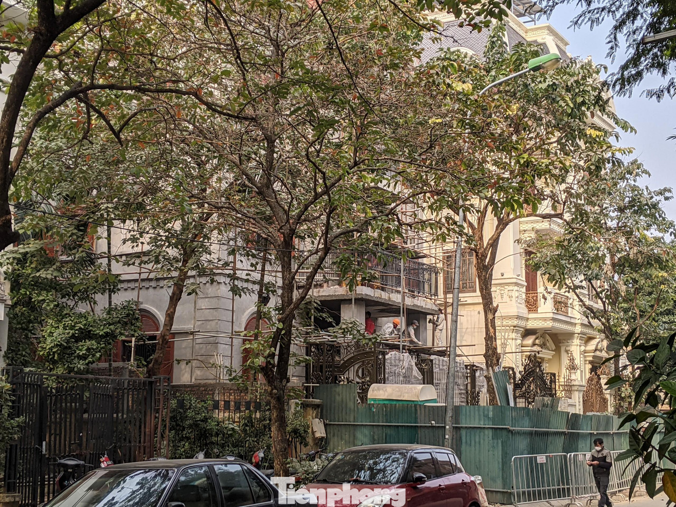 Công nhân vẫn thi công dù công trình đang bị đình chỉ. Ảnh chụp sáng 22/12.