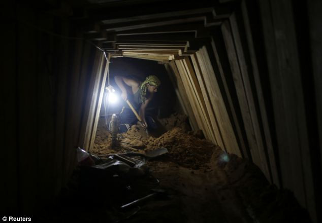 Mỗi năm, hệ thống đường hầm này được sử dụng để vận chuyển hàng hóa giá trị khoảng 500 đến 700 USD