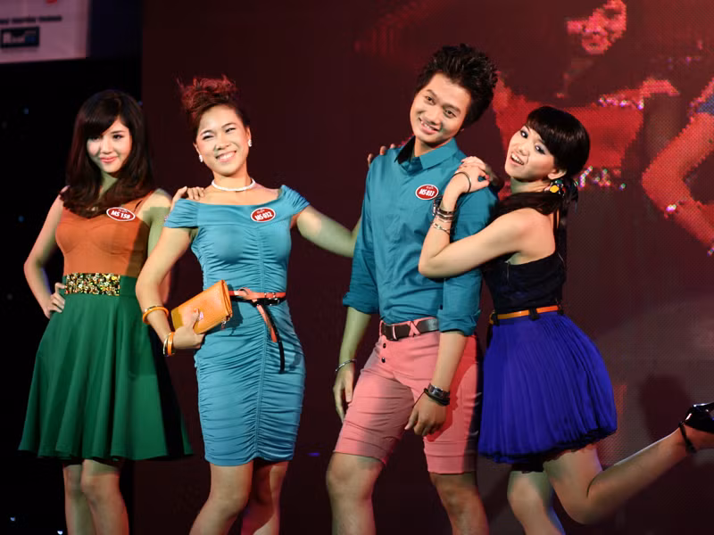 Ngọc Mai và các thí sinh khác trong phần trình diễn phần thi thời trang