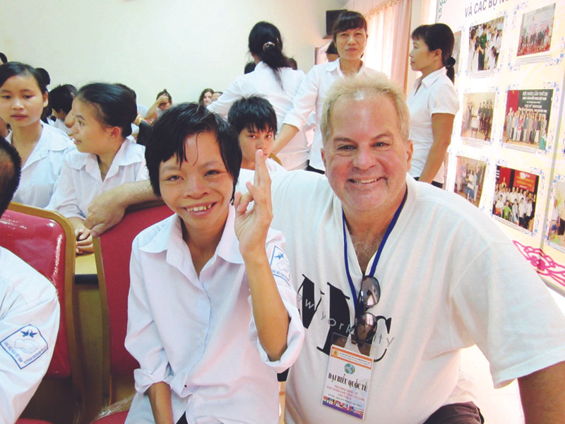 Cùng với các em bé da cam. Ảnh: Nam Cường