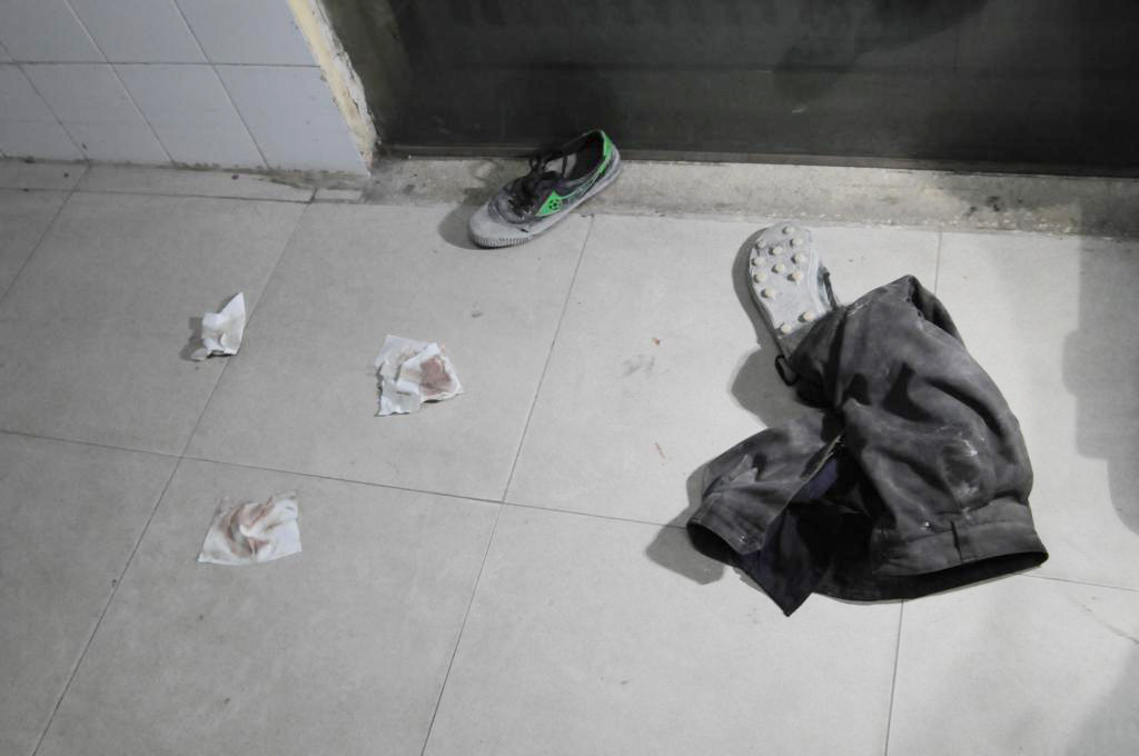 Đồng phục lao động của một công nhân tại khoa cấp cứu Bệnh viện Quân y 103