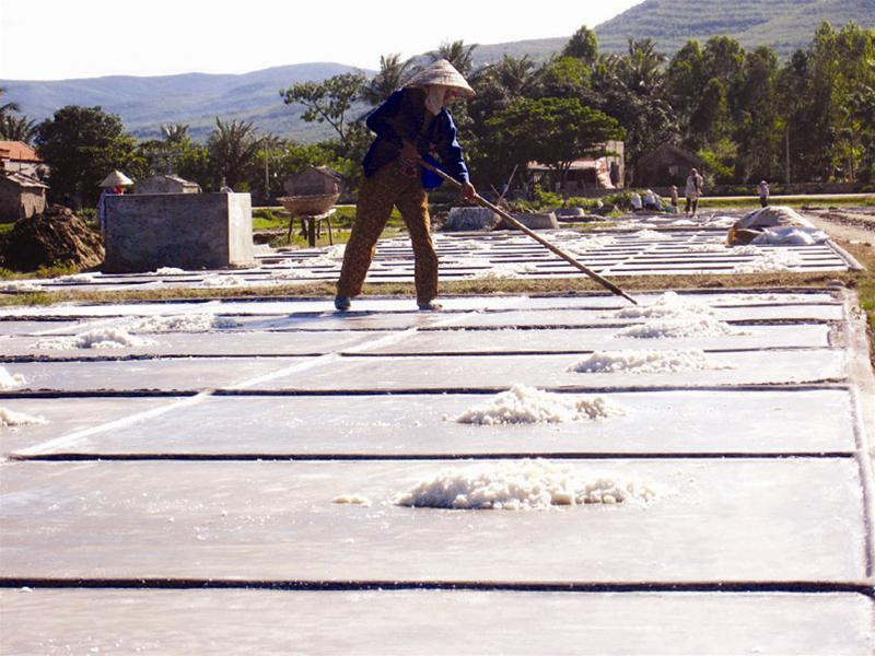 Làm muối trên cánh đồng xã Hải Hà, Tĩnh Gia, Thanh Hóa Ảnh: Mỹ Hằng