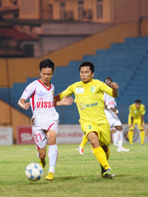 Hà Nội T&T (phải) vươn lên chiếm ngôi đầu bảng từ tay SLNA. ảnh: Hoàng Anh. Hà Nội T&T (phải) vươn lên chiếm ngôi đầu bảng từ tay SLNA. ảnh: Hoàng Anh