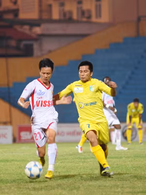 Hà Nội T&T (phải) vươn lên chiếm ngôi đầu bảng từ tay SLNA. ảnh: Hoàng Anh