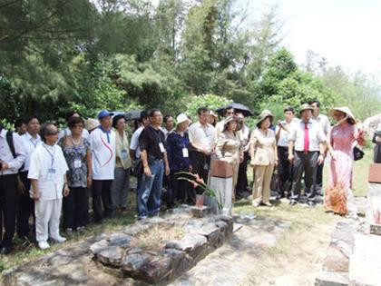 Đoàn kiều bào tiêu biểu viếng nghĩa trang Hàng Dương, Côn Đảo tháng 4-2009 - Ảnh: Quê hương Đoàn kiều bào tiêu biểu viếng nghĩa trang Hàng Dương, Côn Đảo tháng 4-2009 - Ảnh: Quê hương