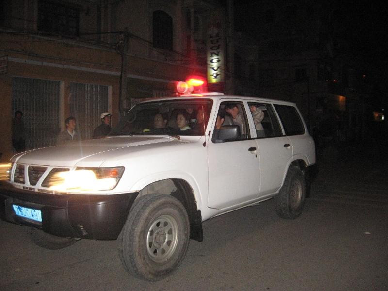 5h20 sáng nay, xe cấp cứu chở con tin được giải thoát nhanh chóng rời khỏi hiện trường trực chỉ hướng bệnh viện. Ảnh : Ngọc Văn 5h20 sáng nay, xe cấp cứu chở con tin được giải thoát nhanh chóng rời khỏi hiện trường trực chỉ hướng bệnh viện. Ảnh : Ngọc Văn