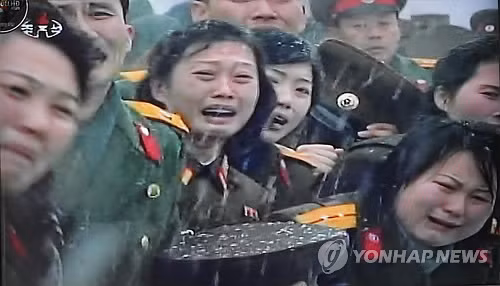 Người dân khóc thương ngày đưa tiễn ông Kim Jong Il. Ảnh: Yonhap