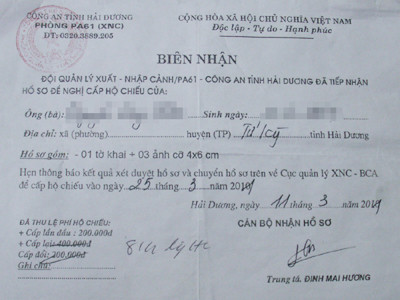 Đây là tờ biên nhận của PA61 - Công an tỉnh Hải Dương với lời hẹn: “Hẹn thông báo kết quả xét duyệt hồ sơ và chuyển hồ sơ trên về Cục quản lý XNC - BCA để cấp hộ chiếu vào ngày 25-3-2011” Ảnh: N.H