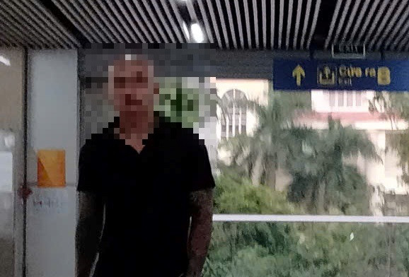 Đối tượng lạ mặt theo dõi cô T trên xe buýt và ga tàu.