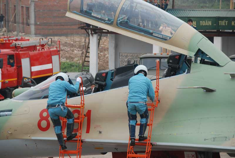 2 phi công SU-30 rời buồng lái 