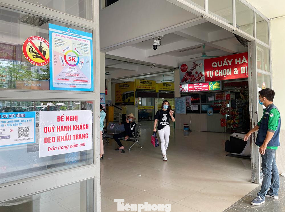 Được biết, công tác vệ sinh khử trùng trong và ngoài bến xe được quản lý thường xuyên hơn trước. Đối với các nhà xe, đảm bảo công tác vệ sinh sạch sẽ theo khuyến cáo của Bộ Y tế.