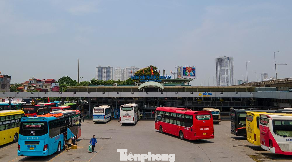 Tại Bến xe Nước Ngầm ,lượng phương tiện có đông hơn chút, chủ yếu xe chạy tuyến Bắc Nam nhưng lượng hành khách giảm đáng kể, hầu như khách chỉ gửi hàng hoá.
