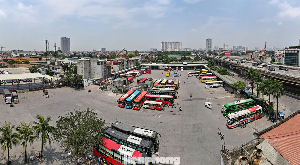 Dịch bệnh COVID-19 tái bùng phát với xu hướng phức tạp hơn đã khiến cho việc đi lại bằng các phương tiện công cộng của người dân trong các bến xe giảm sâu.