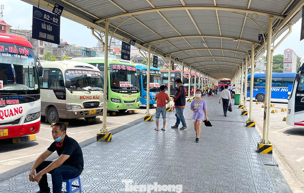 Được biết, lượng hành khách giảm từ 50-70%, nhiều nhà xe đã phải bỏ chuyến khi xuất bến chỉ có một vài hành khách trên xe.