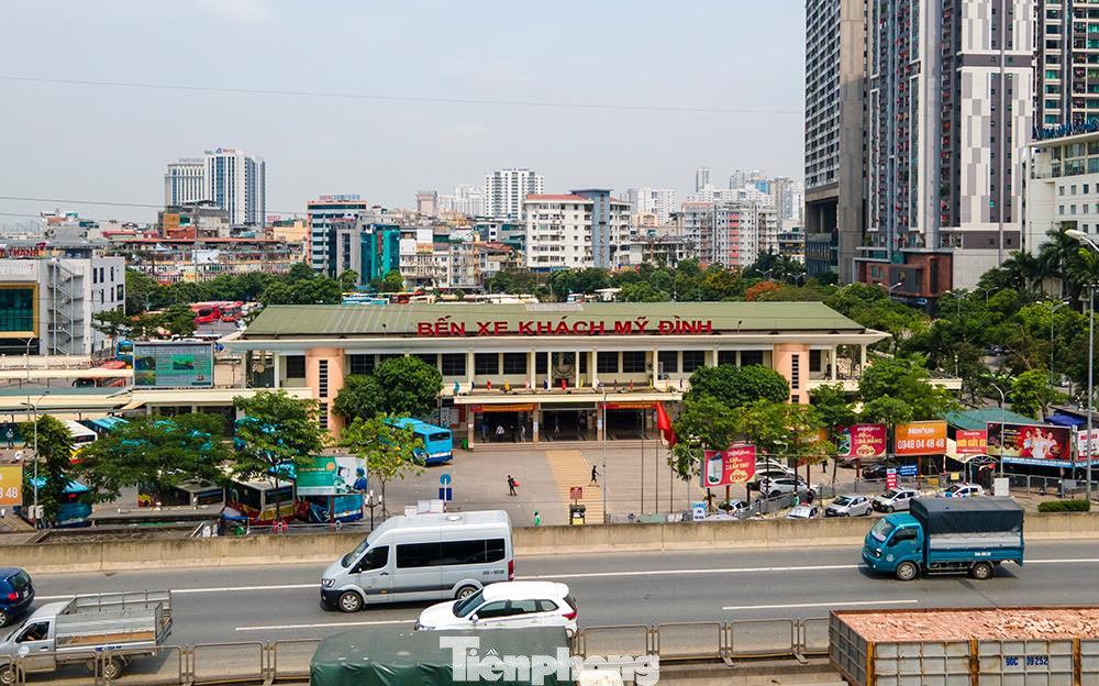 Hình ảnh Bến xe Mỹ Đình vắng lặng như tờ giữa đợt dịch Covid-19 bùng phát lần thứ 4.