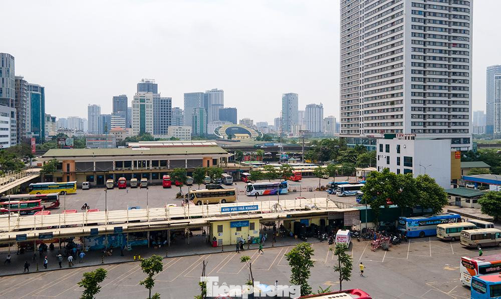 Khi được hỏi về sự sụt giảm lượng khách đáng kể, nhân viên bến xe Trương Tuấn Tú ngao ngán: “Kể từ khi dịch bùng phát trở lại, khách hàng đi xe giảm hẳn, nhiều lắm thì được vài người, hầu hết nhà xe phải chịu cảnh xuất bến mà không có khách”