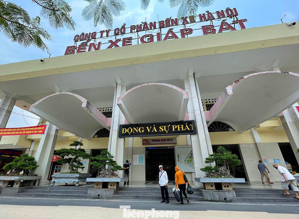 Có mặt tại Bến xe Giáp Bát - 1 trong 3 bến xe trọng điểm của Hà Nội, những ngày này, lưu lượng xe và hành khách tụt giảm đáng kể.