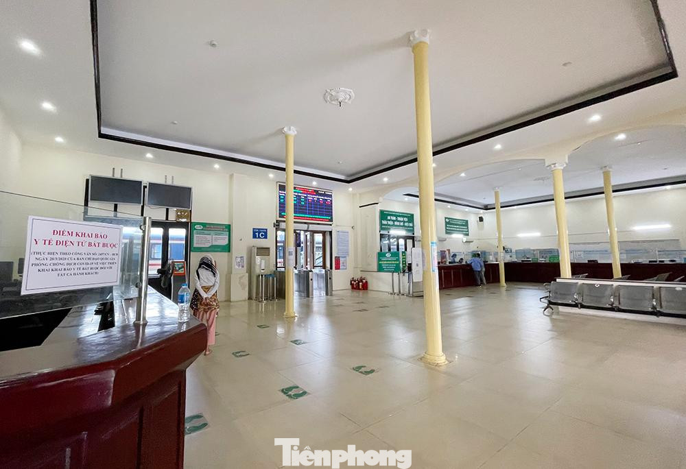 Do ảnh hưởng dịch COVID-19, hành khách đi tàu giảm, Công ty cổ phần Vận tải đường sắt Hà Nội quyết định bãi bỏ tàu SE5 xuất phát Hà Nội đi TP.HCM từ ngày 12-5 và bãi bỏ đoàn tàu SE6 xuất phát ga Sài Gòn đi Hà Nội từ ngày 14-5-2021.Như vậy, từ ngày 14-5, tuyến Hà Nội - TP.HCM chỉ còn chạy thường xuyên 4 đoàn tàu số hiệu SE3, SE4, SE7 và SE8. Trong ảnh: Bên trong phòng bán vé vào sáng ngày 19-5.