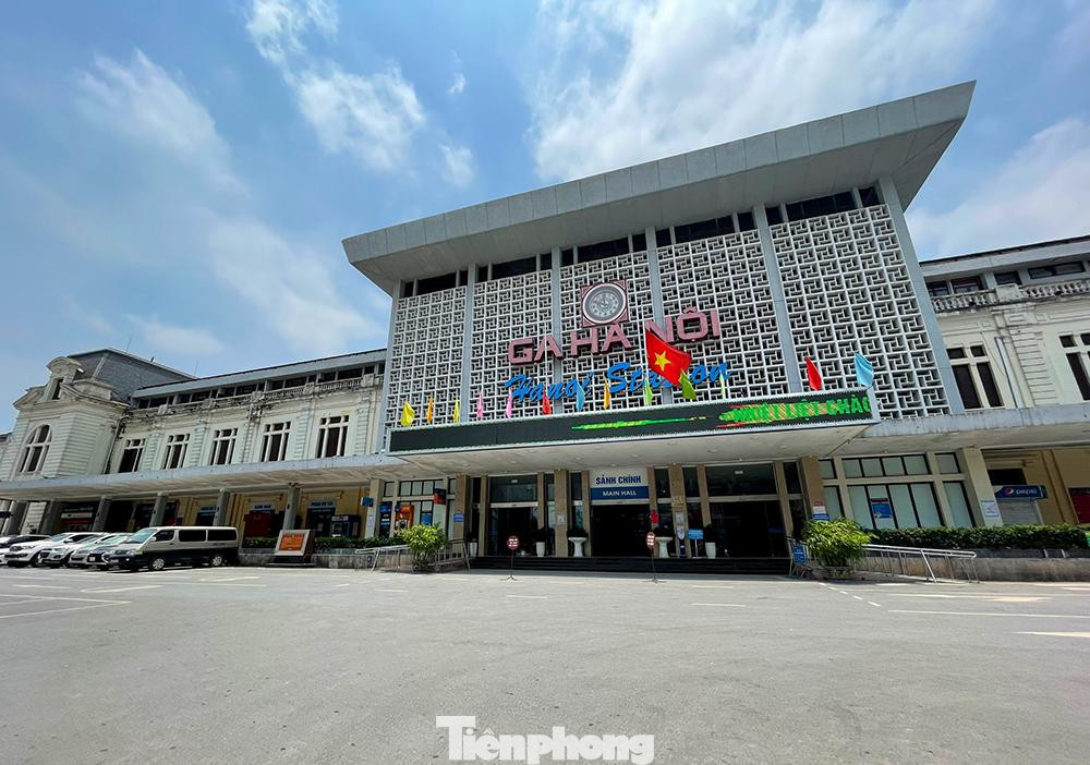 Ga Hà Nội những ngày qua cũng trong tình trạng vắng khách hơn so với trước đây. Vào thời điểm này hằng năm, khi chưa có dịch COVID-19, ngành đường sắt tổ chức chạy thường xuyên 10 đoàn tàu mỗi ngày trên tuyến Hà Nội - TP.HCM