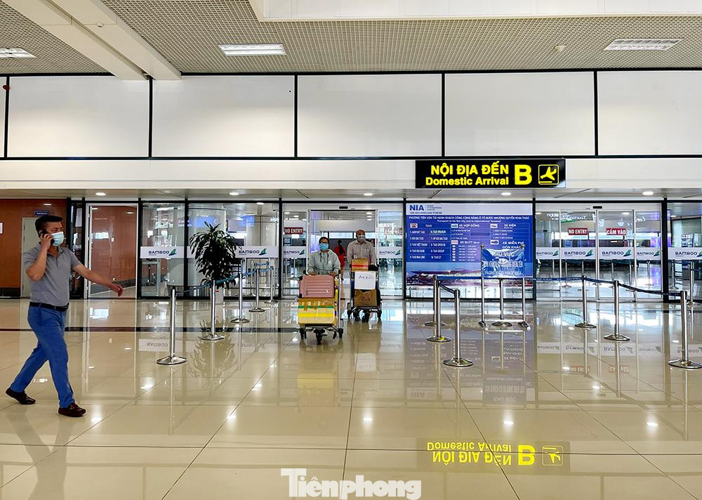 Ngày 29/4, sân bay Nội Bài phục vụ 540 lượt chuyến bay với 79.000 lượt khách, hiện nay chỉ còn trung bình 200 lượt chuyến bay với 15.000 lượt khách. Riêng ngày 12 và 13-5 chỉ có 90 lượt chuyến bay nội địa và 9.000 lượt khách. Dự kiến sản lượng chuyến bay và hành khách tiếp tục giảm trong những ngày tới.