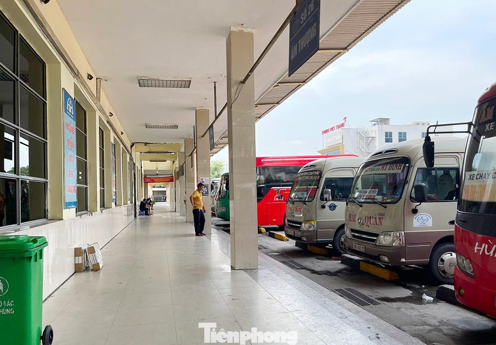 Hình ảnh hành lang vắng vẻ, chủ yếu là các chủ nhà xe đứng chờ khách.