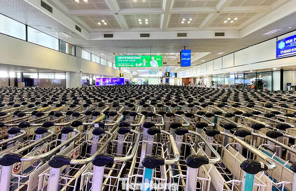 Theo thống kê, sản lượng vận chuyển hàng không tại sân bay Nội Bài giảm mạnh ngay tuần lễ sau đợt cao điểm 30-4, 1-5 do dịch COVID-19 bùng phát trở lại.