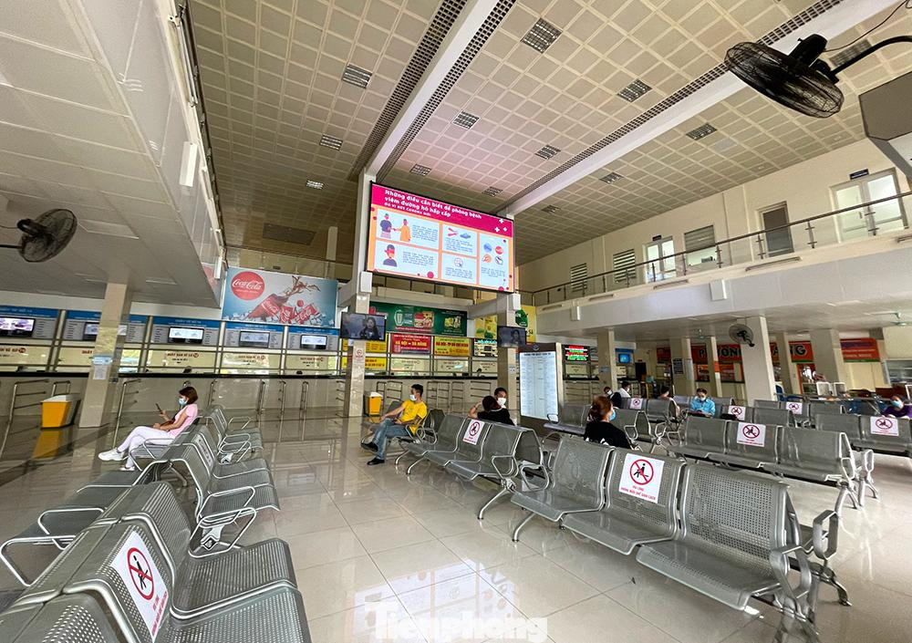 Bên trong nhà chờ và khu vực mua vé cũng lác đác khách