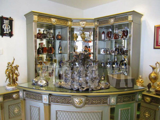 Tủ rượu được bài trí tại góc phòng, với sự hiện diện của nhiều loại rượu quý được sắp xếp theo nhãn hiệu