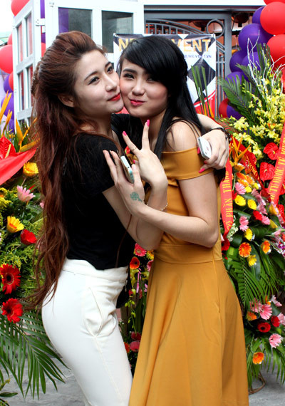 Vân Navy mặc giản dị tới chúc mừng công ty của Khánh Chi