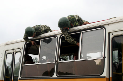 Đột nhập xe của đối phương bằng cửa sổ