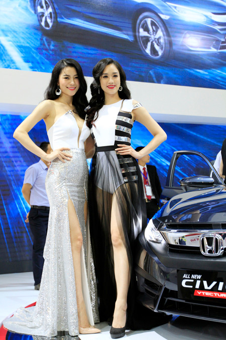 Dàn chân dài khoe dáng bên xế hộp 'sang chảnh' ảnh 1