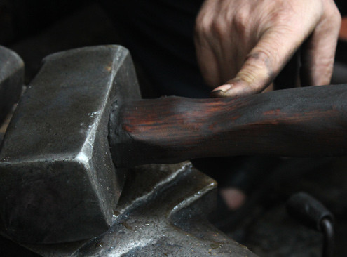 Chiếc búa hiện tại ông Hùng sử dụng in dấu tay lõm xuống. Ảnh: Bình Minh. Chiếc búa hiện tại ông Hùng sử dụng in dấu tay lõm xuống. Ảnh: Bình Minh