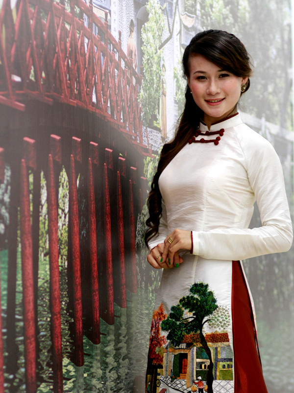 Tạo dáng bên hình ảnh cầu Thê Húc