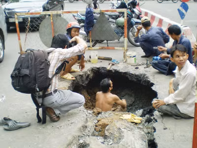 Hố tử thần xuất hiện trên đường Hai Bà Trưng trưa 20 -10. Hố tử thần xuất hiện trên đường Hai Bà Trưng trưa 20 -10