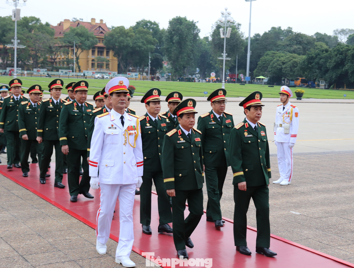 Các đại biểu vào lăng viếng Chủ tịch Hồ Chí Minh. Các đại biểu vào lăng viếng Chủ tịch Hồ Chí Minh.